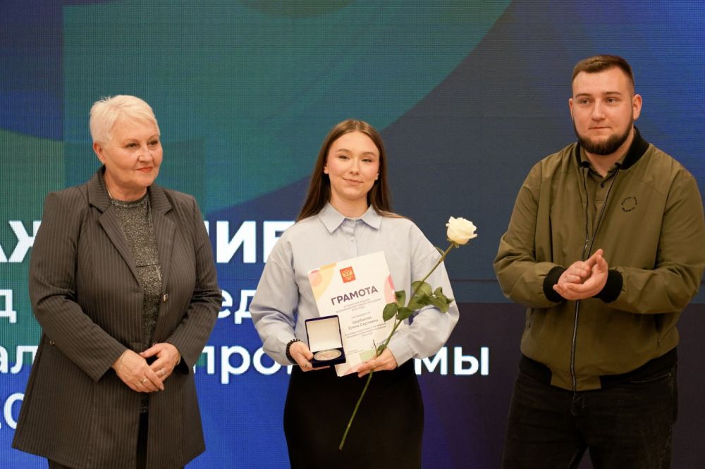 Начнём будущее вместе. В Доме молодёжи состоялось награждение памятными медалями и грамотами от Президента России Владимира Путина тех, кто внёс весомый вклад в подготовку и проведение двух масштабных мероприятий —... Начнём будущее вместе. В Доме молодёжи состоялось награждение памятными медалями и грамотами от Президента России Владимира Путина тех, кто внёс весомый вклад в подготовку и проведение двух масштабных мероприятий —...
