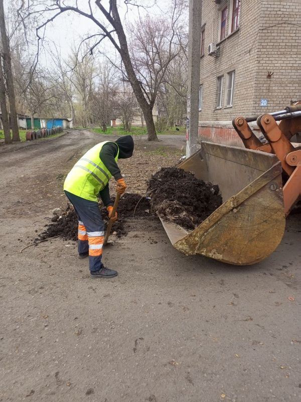 Сергей Козенко: В городе Суходольске по улице Учительской сотрудники МУП «Дорожно-эксплуатационное управление» активно ведут работы по благоустройству Сергей Козенко: В городе Суходольске по улице Учительской сотрудники МУП «Дорожно-эксплуатационное управление» активно ведут работы по благоустройству
