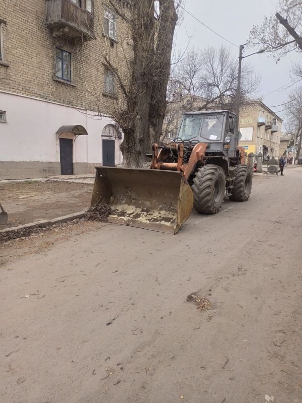 Сергей Козенко: В городе Суходольске по улице Учительской сотрудники МУП «Дорожно-эксплуатационное управление» активно ведут работы по благоустройству Сергей Козенко: В городе Суходольске по улице Учительской сотрудники МУП «Дорожно-эксплуатационное управление» активно ведут работы по благоустройству