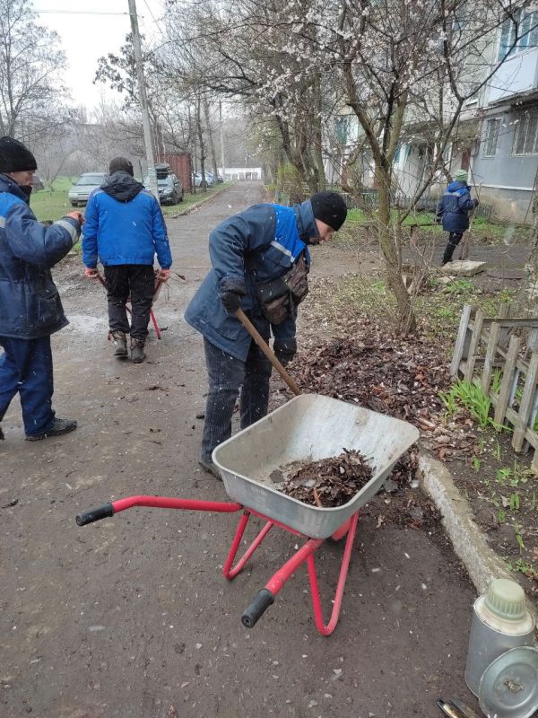 Коммунальные службы продолжают работу на придомовых территориях Стаханова Коммунальные службы продолжают работу на придомовых территориях Стаханова