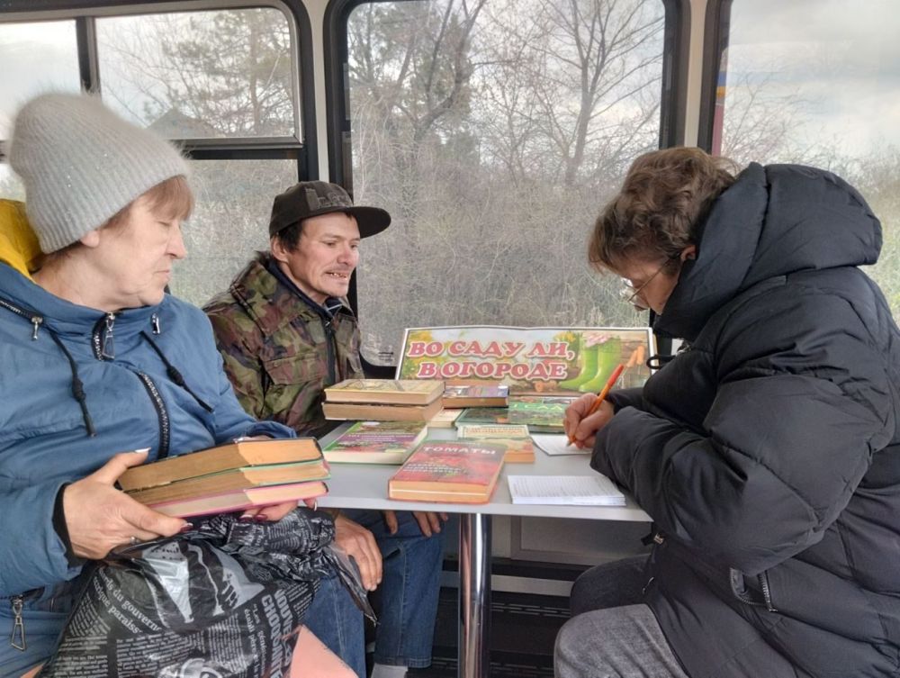 Книжное путешествие: состоялся очередной выезд библиобуса по территории Краснодонщины Книжное путешествие: состоялся очередной выезд библиобуса по территории Краснодонщины