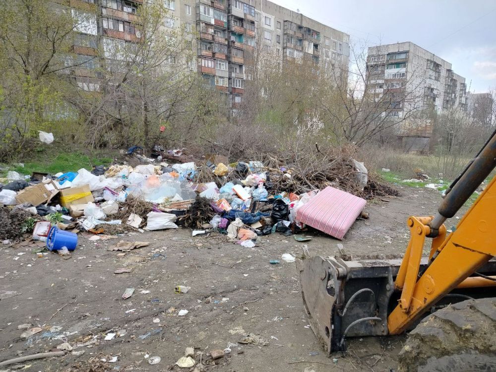 В Стаханове продолжается плановая работа по уборке мусора и ликвидации свалок В Стаханове продолжается плановая работа по уборке мусора и ликвидации свалок