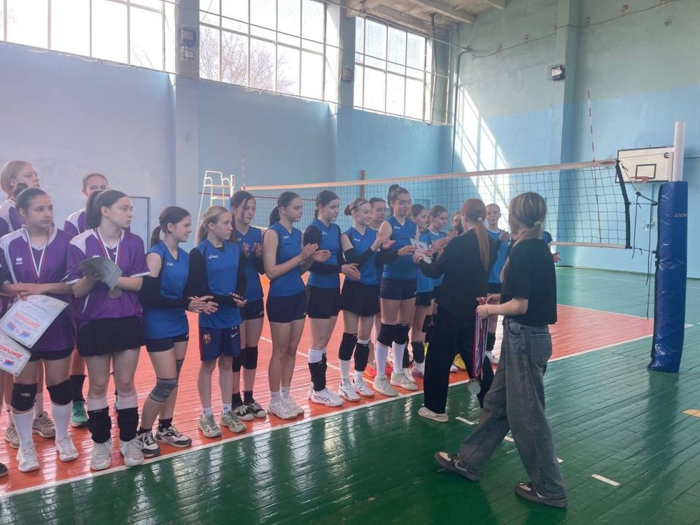 Команда Лутугинского муниципального округа приняли участие в первенстве ЛНР по волейболу Команда Лутугинского муниципального округа приняли участие в первенстве ЛНР по волейболу
