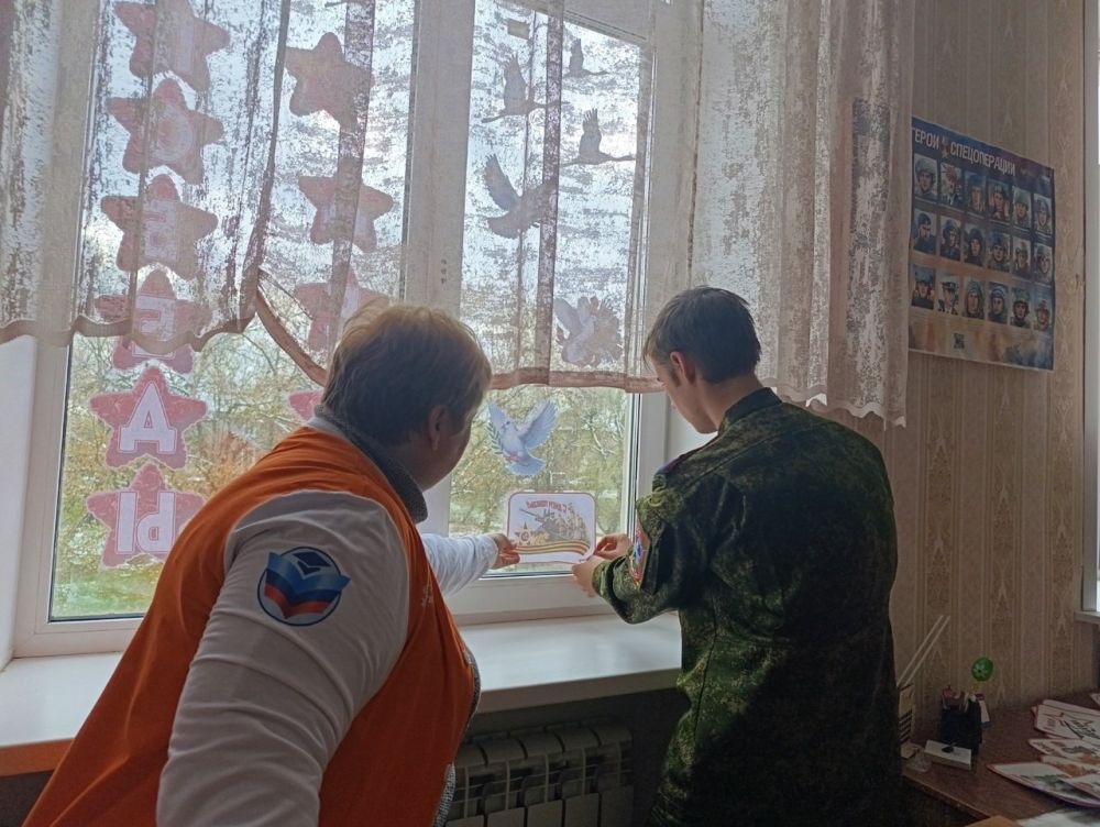 В преддверии празднования 80-летия Великой Победы педагоги и обучающиеся Брянковской гимназии по инициативе советника директора по воспитанию Оксаны Черкашенко приняли активное участие во Всероссийской акции "Окна Победы" В преддверии празднования 80-летия Великой Победы педагоги и обучающиеся Брянковской гимназии по инициативе советника директора по воспитанию Оксаны Черкашенко приняли активное участие во Всероссийской акции "Окна Победы"