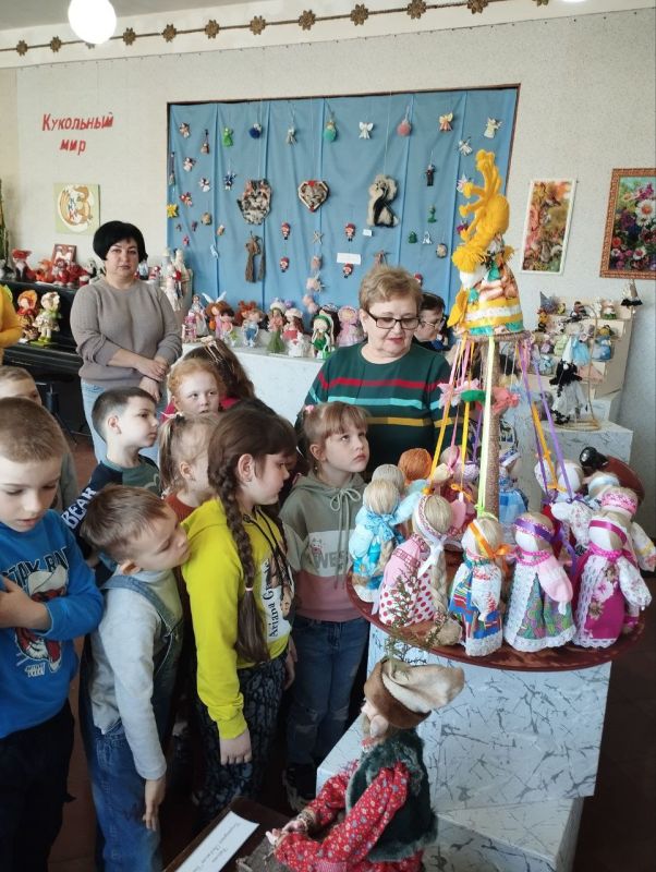В Кировском историко-художественном музее состоялась экскурсия по выставке «Кукольный мир», на которую были приглашены воспитанники старшей группы детского сада «Солнышко» В Кировском историко-художественном музее состоялась экскурсия по выставке «Кукольный мир», на которую были приглашены воспитанники старшей группы детского сада «Солнышко»