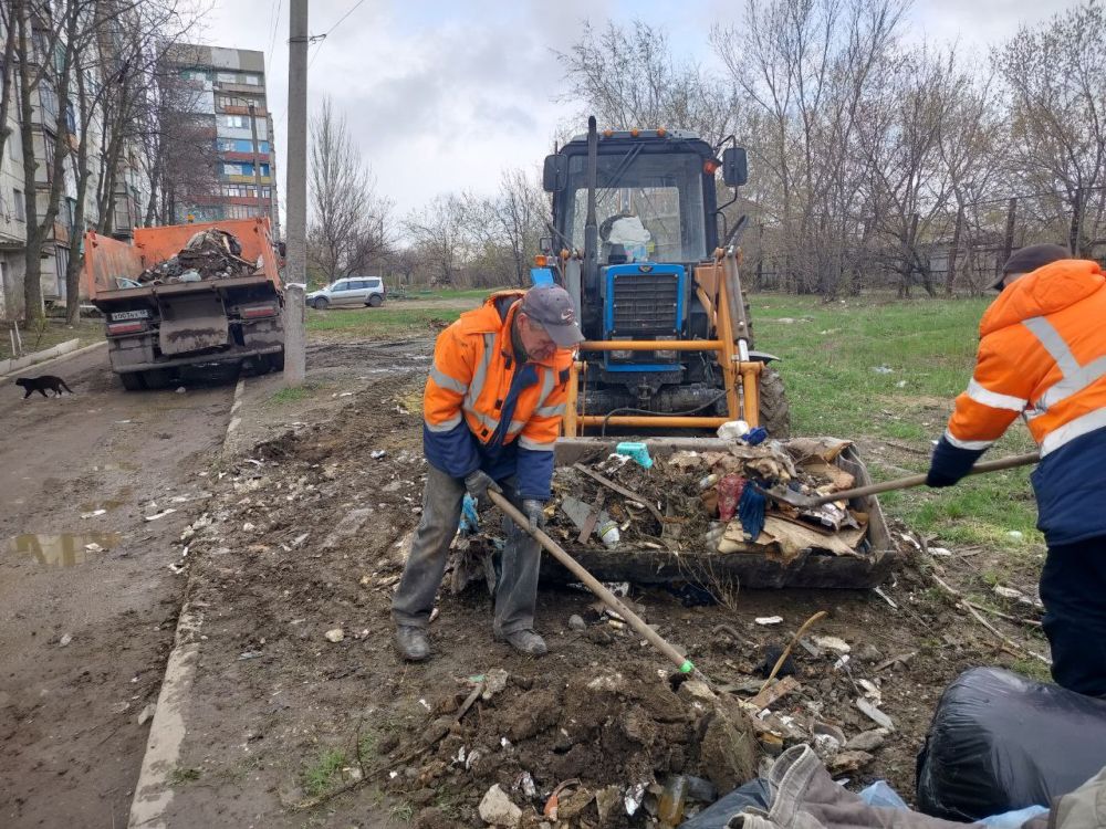 В Стаханове продолжается плановая работа по уборке мусора и ликвидации свалок В Стаханове продолжается плановая работа по уборке мусора и ликвидации свалок