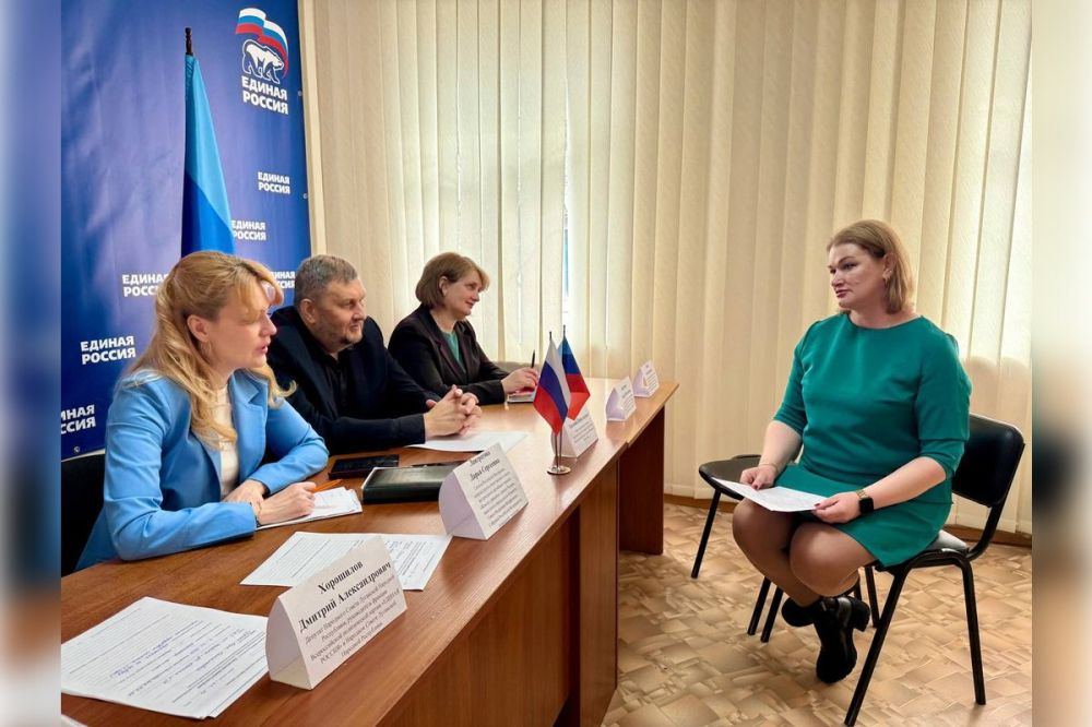 Сенатор РФ Дарья Лантратова провела прием граждан в Лутугино Сенатор РФ Дарья Лантратова провела прием граждан в Лутугино