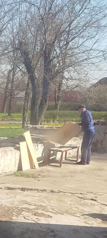 В парке Лисичанского городского дворца культуры ведутся работы по восстановлению и благоустройству детской площадки В парке Лисичанского городского дворца культуры ведутся работы по восстановлению и благоустройству детской площадки