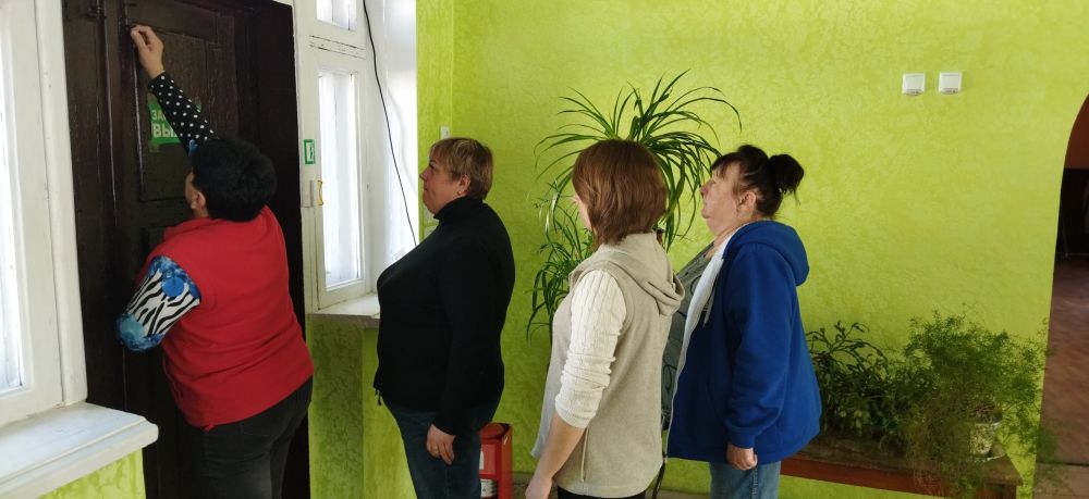 В настоящее время очень остро стоит проблема терроризма и твёрдые знания правильных действий при подобных чрезвычайных ситуациях просто необходимы В настоящее время очень остро стоит проблема терроризма и твёрдые знания правильных действий при подобных чрезвычайных ситуациях просто необходимы