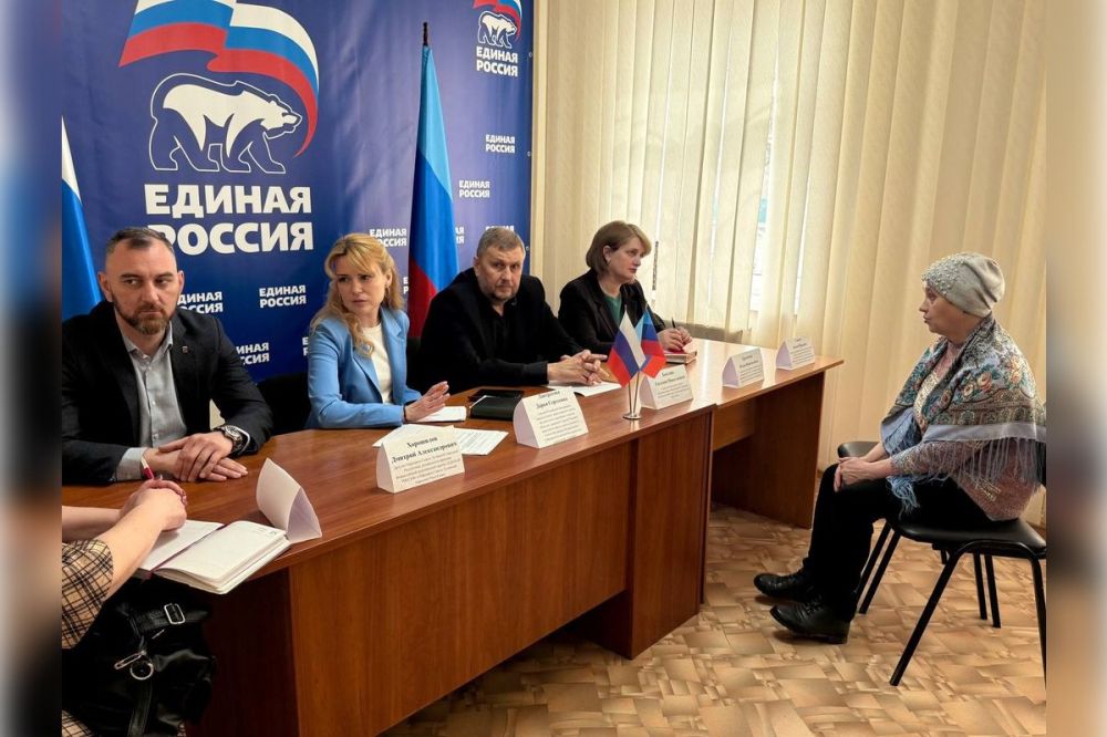 Сенатор РФ Дарья Лантратова провела прием граждан в Лутугино Сенатор РФ Дарья Лантратова провела прием граждан в Лутугино