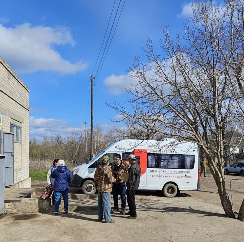 Жители села Троицкое воспользовались услугами мобильного офиса МФЦ ЛНР Жители села Троицкое воспользовались услугами мобильного офиса МФЦ ЛНР