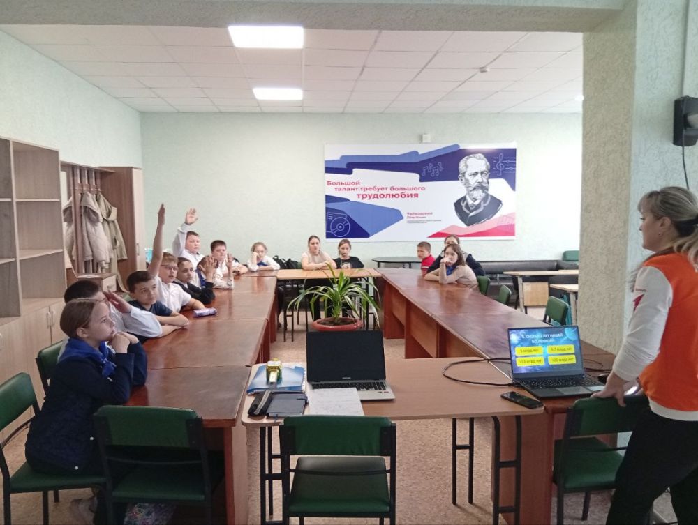 В преддверии Дня Космонавтики сторонник партии «Единая Россия», советник директора по воспитательной работе Беловодской средней школы №1 Ольга Порхун организовала для пятиклассников интерактивную викторину "Астрономические... В преддверии Дня Космонавтики сторонник партии «Единая Россия», советник директора по воспитательной работе Беловодской средней школы №1 Ольга Порхун организовала для пятиклассников интерактивную викторину "Астрономические...