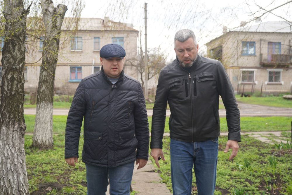В Свердловском округе ЛНР красноярские специалисты обновляют памятники героям Великой Отечественной войны В Свердловском округе ЛНР красноярские специалисты обновляют памятники героям Великой Отечественной войны