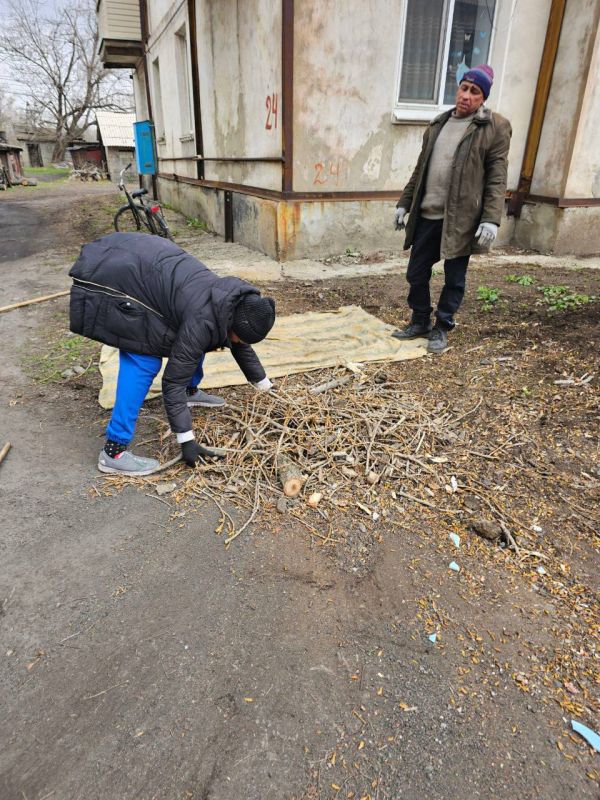 Сегодня сотрудники отдела жизнеобеспечения пгт Дзержинский совместно с работниками МУП «ЖЭК» города Ровеньки проводят уборку придомовых территорий жилфонда по ул. Герцена, пгтДзержинский Сегодня сотрудники отдела жизнеобеспечения пгт Дзержинский совместно с работниками МУП «ЖЭК» города Ровеньки проводят уборку придомовых территорий жилфонда по ул. Герцена, пгтДзержинский