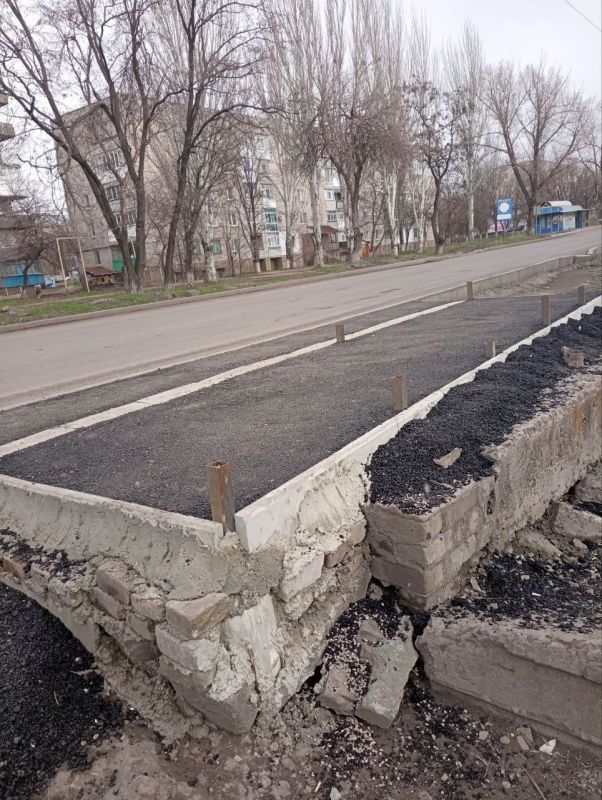 В рамках заключения контракта с подрядной организацией выполняются работы по замене остановочных павильонов на улицах Коммунистическая и Дзержинского В рамках заключения контракта с подрядной организацией выполняются работы по замене остановочных павильонов на улицах Коммунистическая и Дзержинского