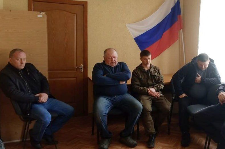 В селе Новоборовицы состоялась встреча жителей с участковым ОМВД России «Свердловский», младшим лейтенантом Вадимом Батищевым В селе Новоборовицы состоялась встреча жителей с участковым ОМВД России «Свердловский», младшим лейтенантом Вадимом Батищевым
