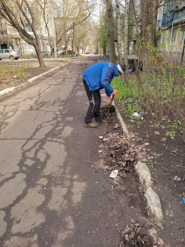 Продолжается весенняя уборка города Продолжается весенняя уборка города