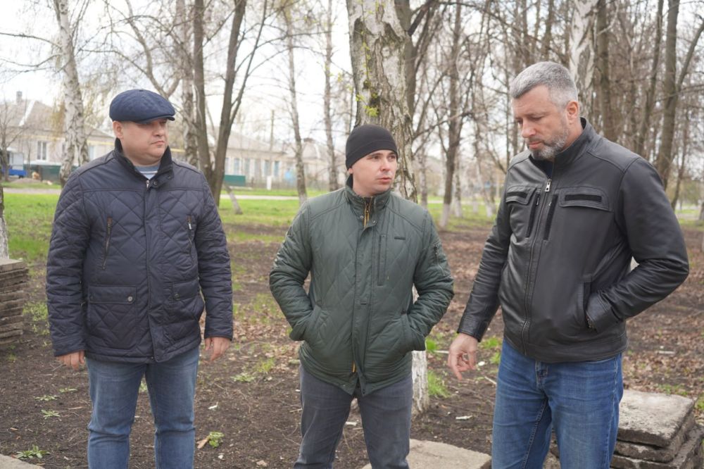 В Свердловском округе ЛНР красноярские специалисты обновляют памятники героям Великой Отечественной войны В Свердловском округе ЛНР красноярские специалисты обновляют памятники героям Великой Отечественной войны