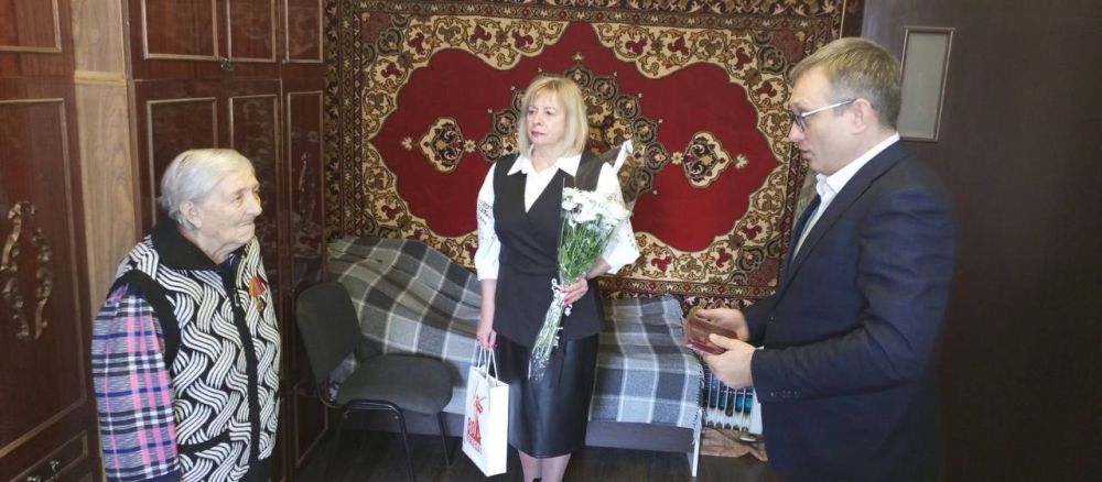 В Алчевске отметили заслуги ветеранов Великой Отечественной войны, присвоив им звание «Почетный гражданин города Алчевска» В Алчевске отметили заслуги ветеранов Великой Отечественной войны, присвоив им звание «Почетный гражданин города Алчевска»
