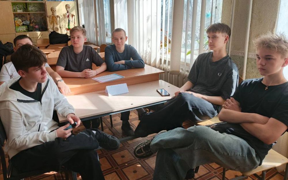В преддверии Дня космонавтики в Беловодском лицее «Лидер» муниципальный координатор партийного проекта Женское движение Единой России Наталья Старикова провела интеллектуальный поединок на тему «Космические достижения... В преддверии Дня космонавтики в Беловодском лицее «Лидер» муниципальный координатор партийного проекта Женское движение Единой России Наталья Старикова провела интеллектуальный поединок на тему «Космические достижения...