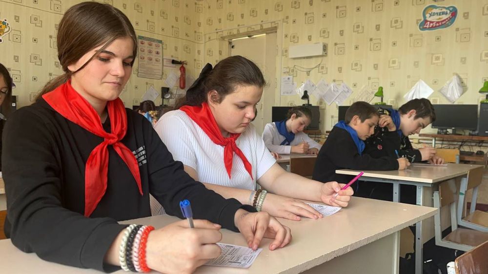 В Кировской средней школе №3 прошел особенный урок из цикла «Разговоры о важном», посвященный Дню единения народов России и Белоруссии! В Кировской средней школе №3 прошел особенный урок из цикла «Разговоры о важном», посвященный Дню единения народов России и Белоруссии!