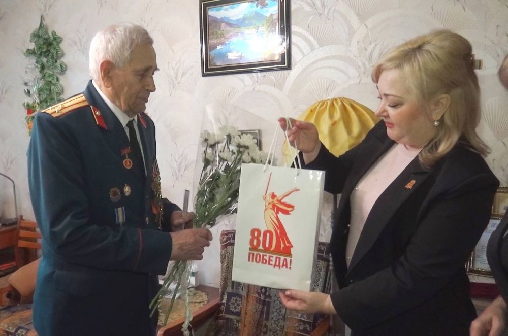 В Алчевске отметили заслуги ветеранов Великой Отечественной войны, присвоив им звание «Почетный гражданин города Алчевска» В Алчевске отметили заслуги ветеранов Великой Отечественной войны, присвоив им звание «Почетный гражданин города Алчевска»