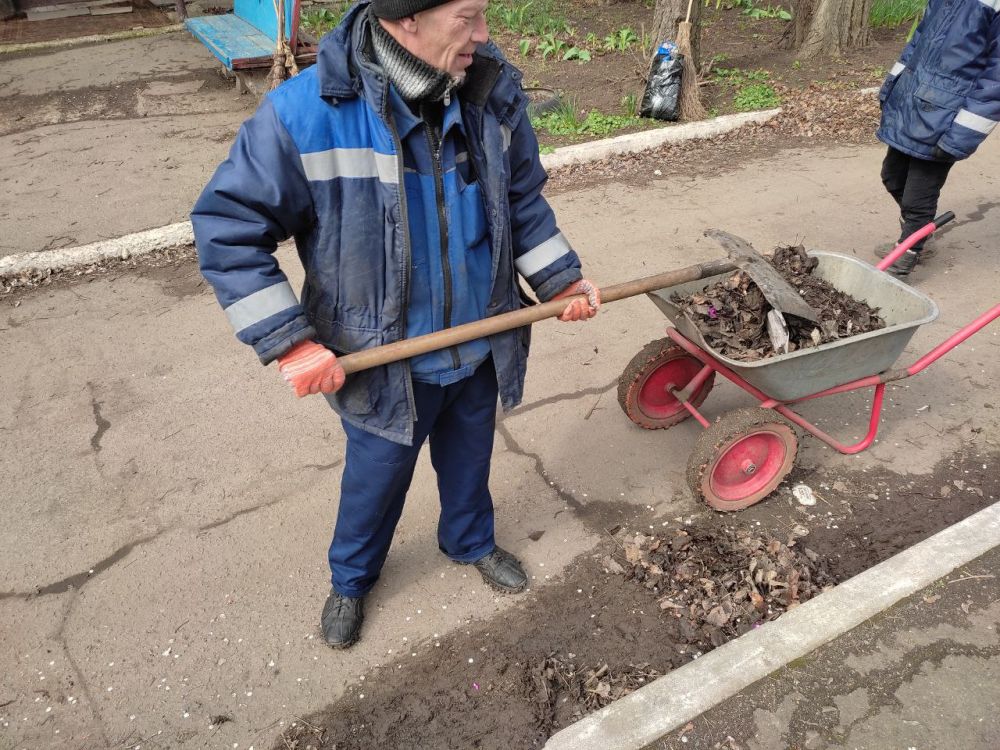 Продолжается весенняя уборка города Продолжается весенняя уборка города