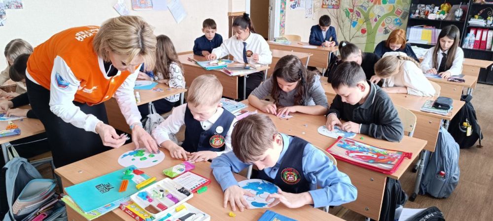 В преддверии Дня космонавтики в ГБОУ ЛНР «Брянковская СШ № 9», в рамках реализации регионального компонента программы воспитания «Луганский характер» по направлению "Труд, профессия и свое дело", активистами отряда «Лидеры»... В преддверии Дня космонавтики в ГБОУ ЛНР «Брянковская СШ № 9», в рамках реализации регионального компонента программы воспитания «Луганский характер» по направлению "Труд, профессия и свое дело", активистами отряда «Лидеры»...