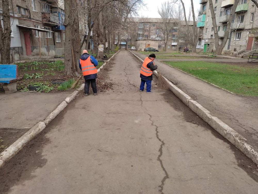 Продолжается весенняя уборка города Продолжается весенняя уборка города