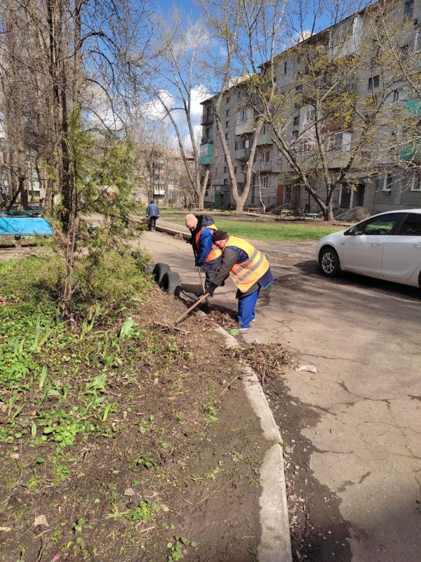 Продолжается весенняя уборка города Продолжается весенняя уборка города