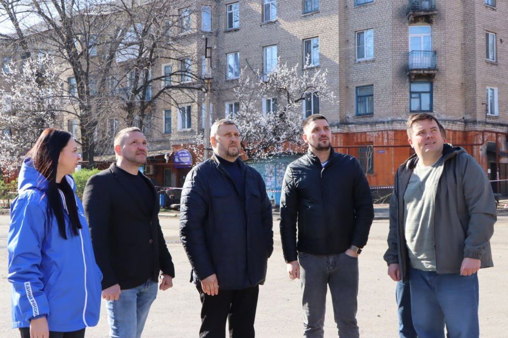 Единоросы проинспектировали капитальный ремонт скатной кровли в поселке Белореченский Единоросы проинспектировали капитальный ремонт скатной кровли в поселке Белореченский