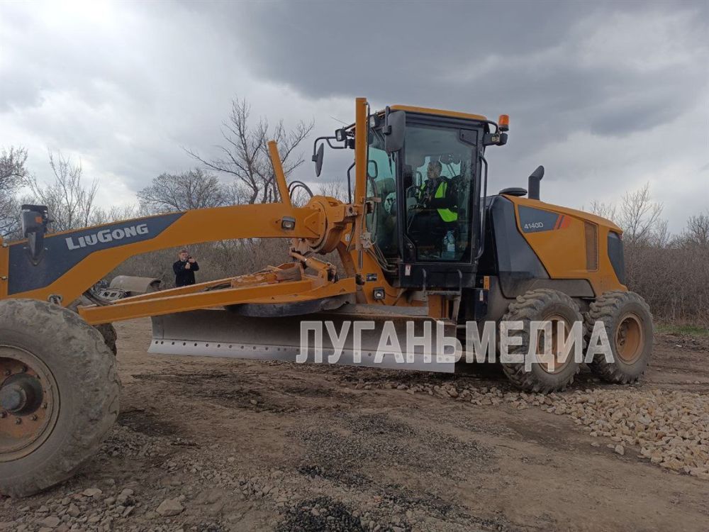 В Краснодонском муниципальном округе ремонтируют дороги В Краснодонском муниципальном округе ремонтируют дороги