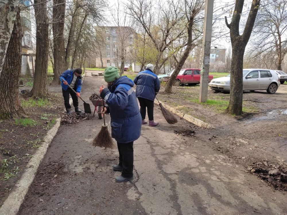 Продолжается весенняя уборка города Продолжается весенняя уборка города