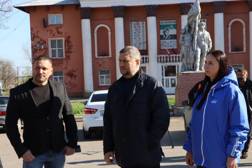 Евгений Бондарь: В поселке Белореченский на улице Ленина продолжается капитальный ремонт скатной кровли трех многоквартирных домов Евгений Бондарь: В поселке Белореченский на улице Ленина продолжается капитальный ремонт скатной кровли трех многоквартирных домов