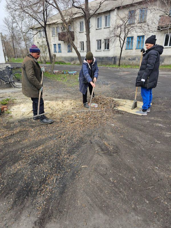Сегодня сотрудники отдела жизнеобеспечения пгт Дзержинский совместно с работниками МУП «ЖЭК» города Ровеньки проводят уборку придомовых территорий жилфонда по ул. Герцена, пгтДзержинский Сегодня сотрудники отдела жизнеобеспечения пгт Дзержинский совместно с работниками МУП «ЖЭК» города Ровеньки проводят уборку придомовых территорий жилфонда по ул. Герцена, пгтДзержинский