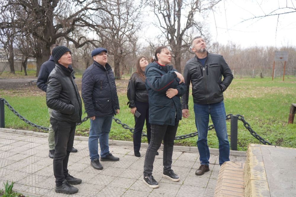 В Свердловском округе ЛНР красноярские специалисты обновляют памятники героям Великой Отечественной войны В Свердловском округе ЛНР красноярские специалисты обновляют памятники героям Великой Отечественной войны