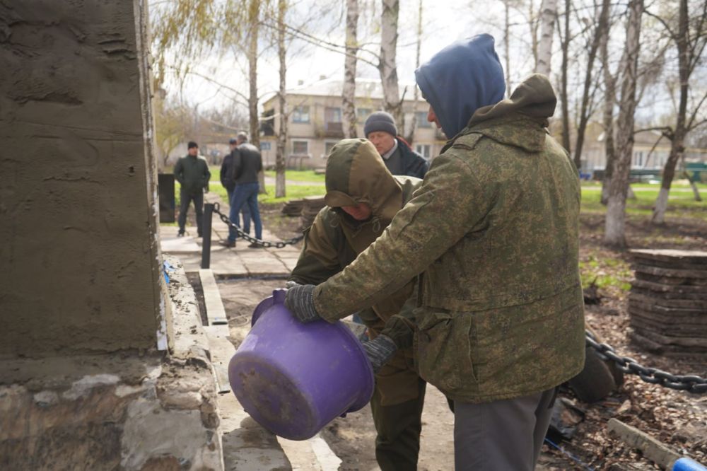 В Свердловском округе ЛНР красноярские специалисты обновляют памятники героям Великой Отечественной войны В Свердловском округе ЛНР красноярские специалисты обновляют памятники героям Великой Отечественной войны