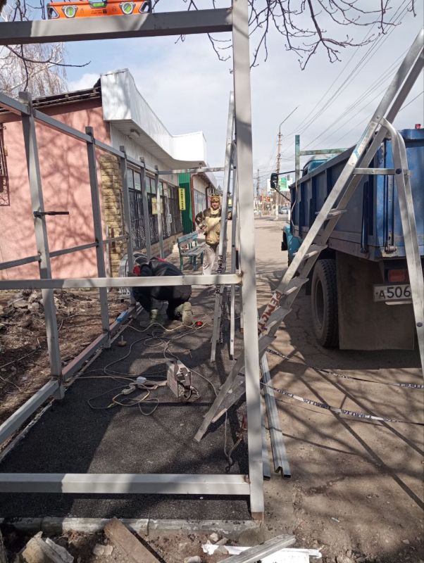 В рамках заключения контракта с подрядной организацией выполняются работы по замене остановочных павильонов на улицах Коммунистическая и Дзержинского В рамках заключения контракта с подрядной организацией выполняются работы по замене остановочных павильонов на улицах Коммунистическая и Дзержинского