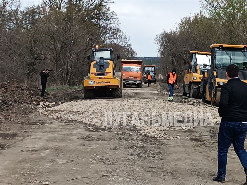 В Краснодонском муниципальном округе ремонтируют дороги В Краснодонском муниципальном округе ремонтируют дороги
