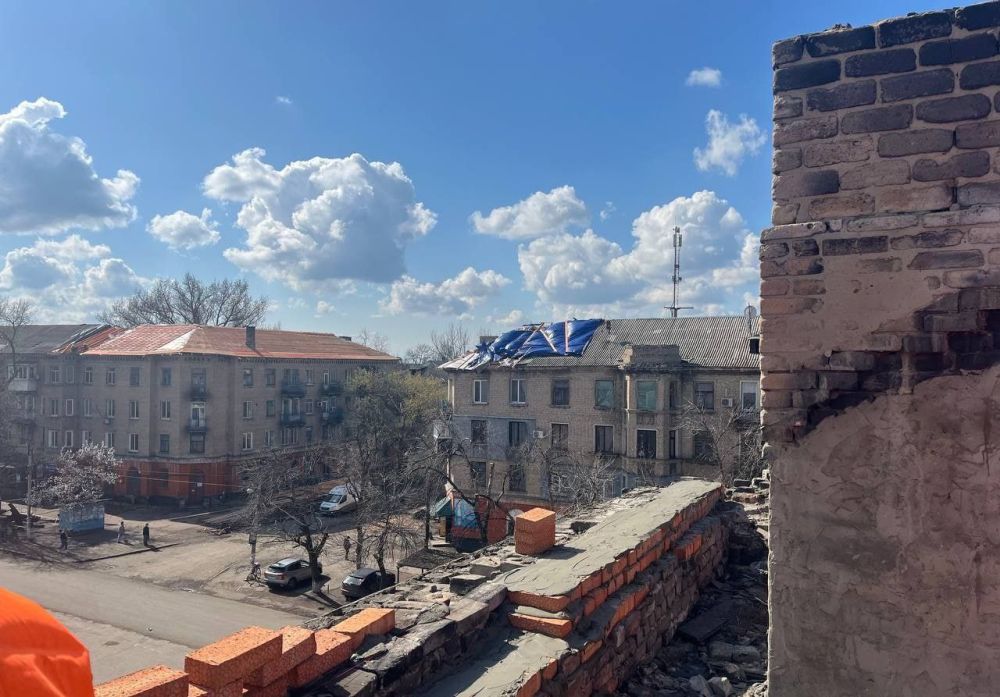 Единоросы проинспектировали капитальный ремонт скатной кровли в поселке Белореченский Единоросы проинспектировали капитальный ремонт скатной кровли в поселке Белореченский