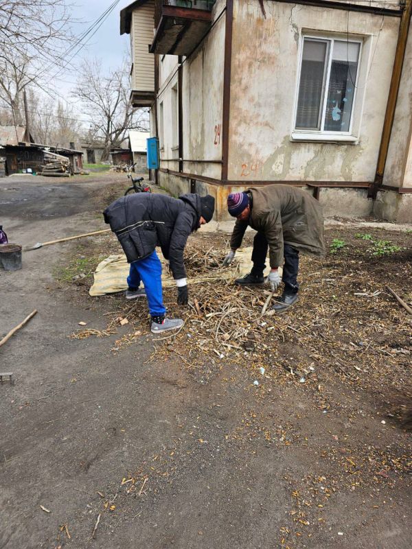 Сегодня сотрудники отдела жизнеобеспечения пгт Дзержинский совместно с работниками МУП «ЖЭК» города Ровеньки проводят уборку придомовых территорий жилфонда по ул. Герцена, пгтДзержинский Сегодня сотрудники отдела жизнеобеспечения пгт Дзержинский совместно с работниками МУП «ЖЭК» города Ровеньки проводят уборку придомовых территорий жилфонда по ул. Герцена, пгтДзержинский