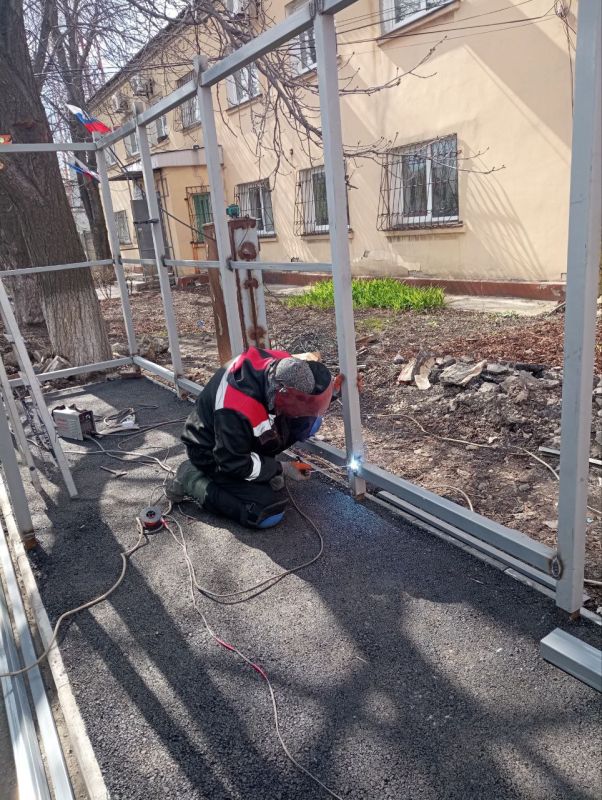 В рамках заключения контракта с подрядной организацией выполняются работы по замене остановочных павильонов на улицах Коммунистическая и Дзержинского В рамках заключения контракта с подрядной организацией выполняются работы по замене остановочных павильонов на улицах Коммунистическая и Дзержинского