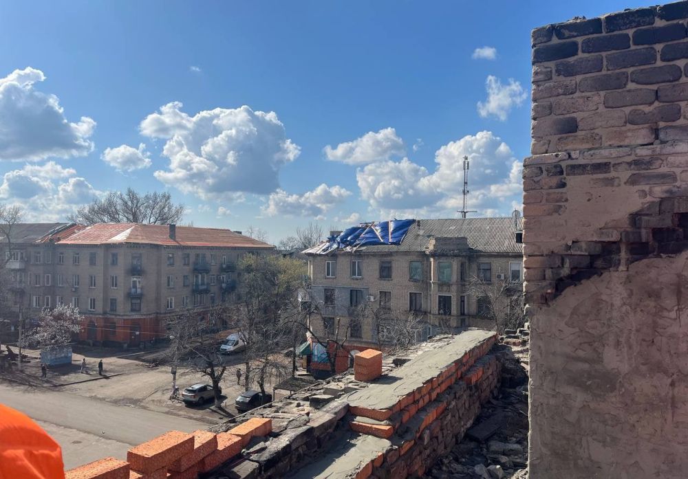 Евгений Бондарь: В поселке Белореченский на улице Ленина продолжается капитальный ремонт скатной кровли трех многоквартирных домов Евгений Бондарь: В поселке Белореченский на улице Ленина продолжается капитальный ремонт скатной кровли трех многоквартирных домов