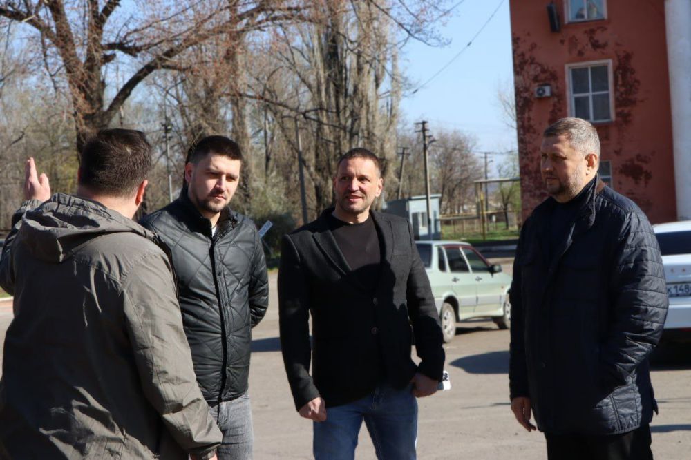 Единоросы проинспектировали капитальный ремонт скатной кровли в поселке Белореченский Единоросы проинспектировали капитальный ремонт скатной кровли в поселке Белореченский