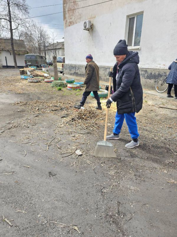 Сегодня сотрудники отдела жизнеобеспечения пгт Дзержинский совместно с работниками МУП «ЖЭК» города Ровеньки проводят уборку придомовых территорий жилфонда по ул. Герцена, пгтДзержинский Сегодня сотрудники отдела жизнеобеспечения пгт Дзержинский совместно с работниками МУП «ЖЭК» города Ровеньки проводят уборку придомовых территорий жилфонда по ул. Герцена, пгтДзержинский