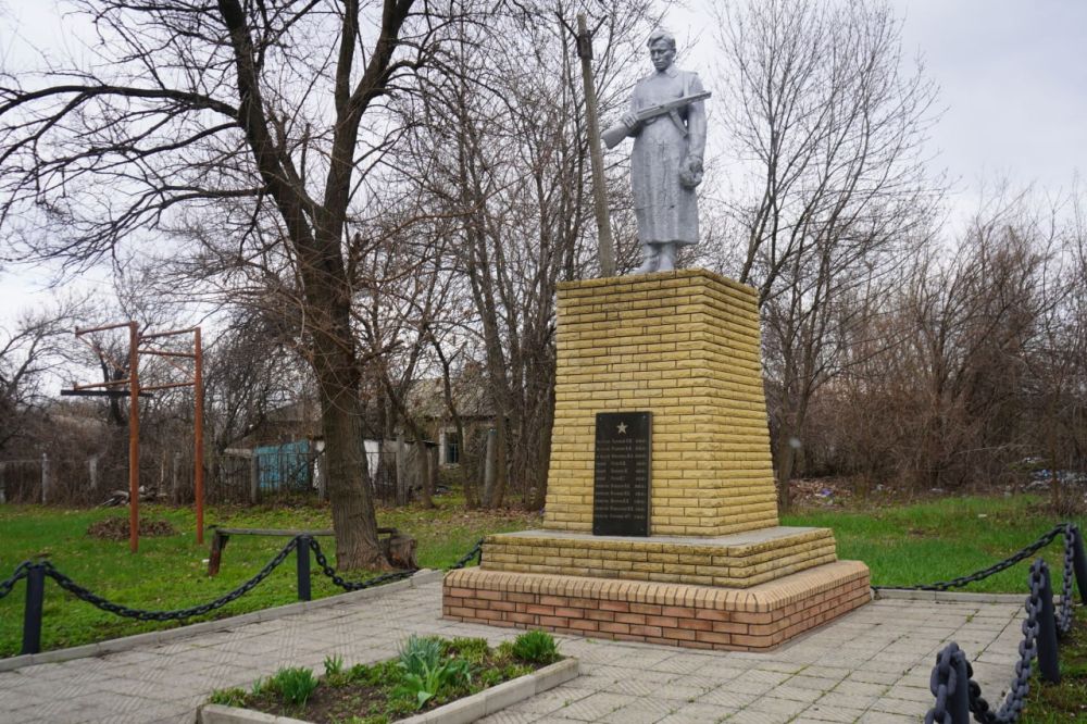 В Свердловском округе ЛНР красноярские специалисты обновляют памятники героям Великой Отечественной войны В Свердловском округе ЛНР красноярские специалисты обновляют памятники героям Великой Отечественной войны