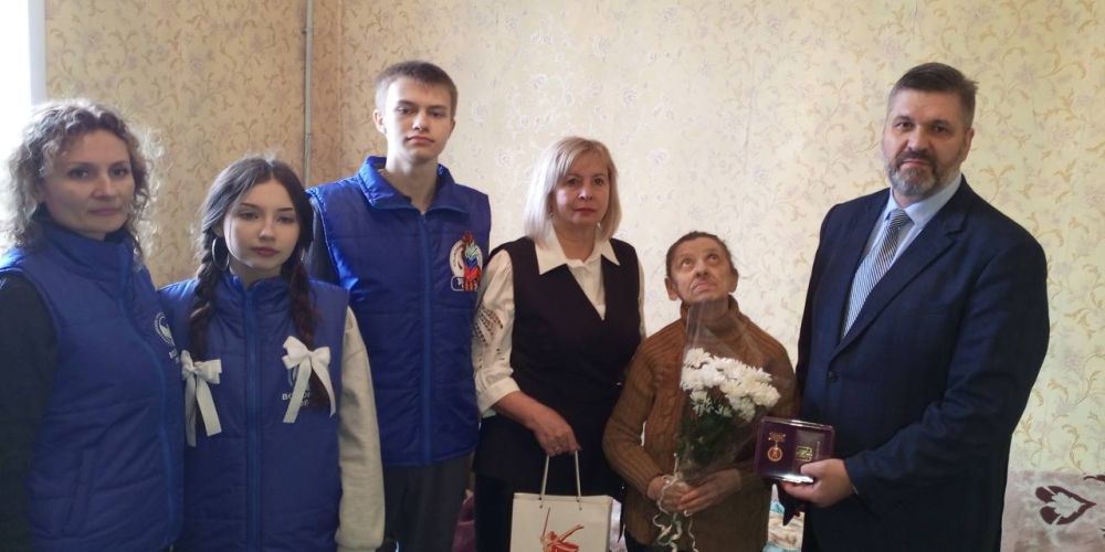 В Алчевске отметили заслуги ветеранов Великой Отечественной войны, присвоив им звание «Почетный гражданин города Алчевска» В Алчевске отметили заслуги ветеранов Великой Отечественной войны, присвоив им звание «Почетный гражданин города Алчевска»