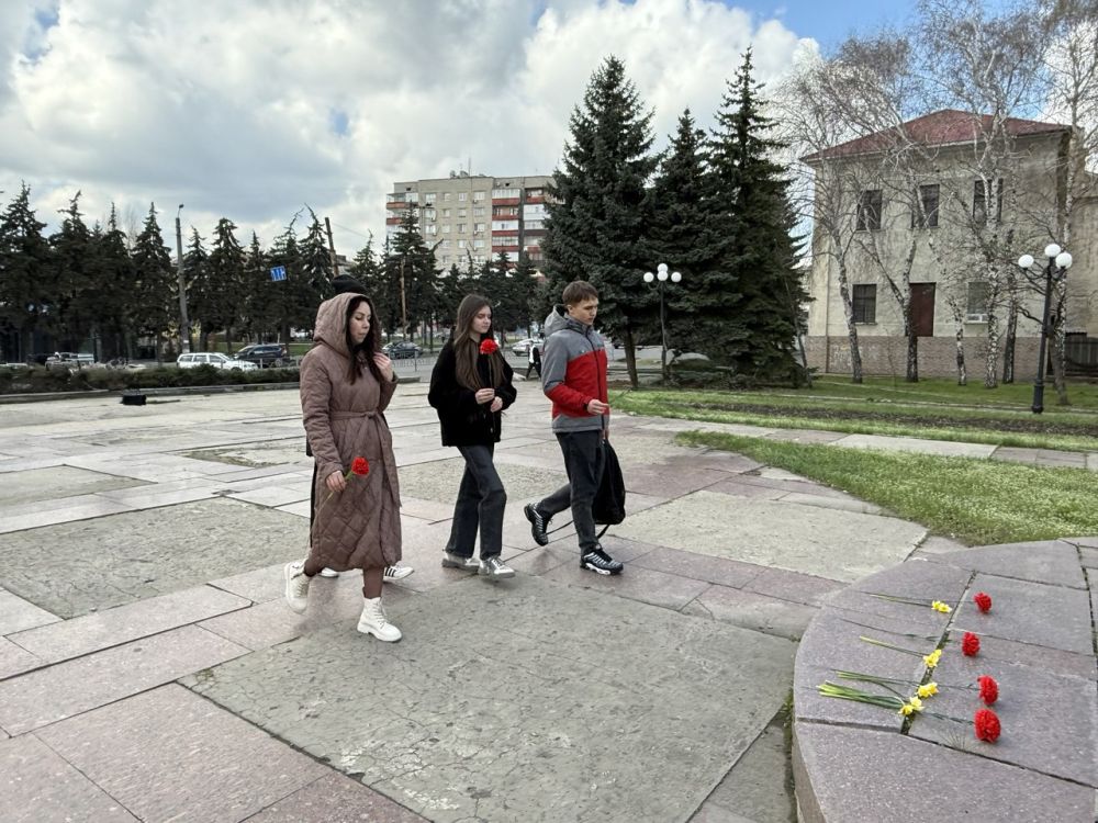 В преддверии Дня космонавтики отдел молодежной политики и спорта Антрацитовского муниципального округа совместно с молодежным советом при Администрации приняли участие в акции «День космонавтики», возложили цветы и почтили... В преддверии Дня космонавтики отдел молодежной политики и спорта Антрацитовского муниципального округа совместно с молодежным советом при Администрации приняли участие в акции «День космонавтики», возложили цветы и почтили...