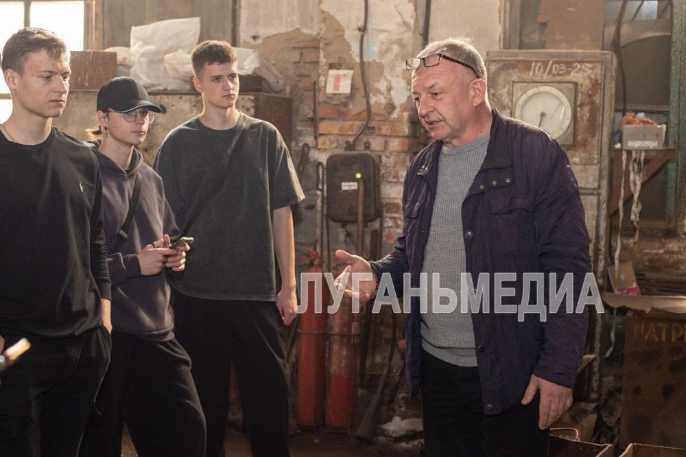 Луганские студенты посетили завод по изготовлению фехтовальных клинков Луганские студенты посетили завод по изготовлению фехтовальных клинков