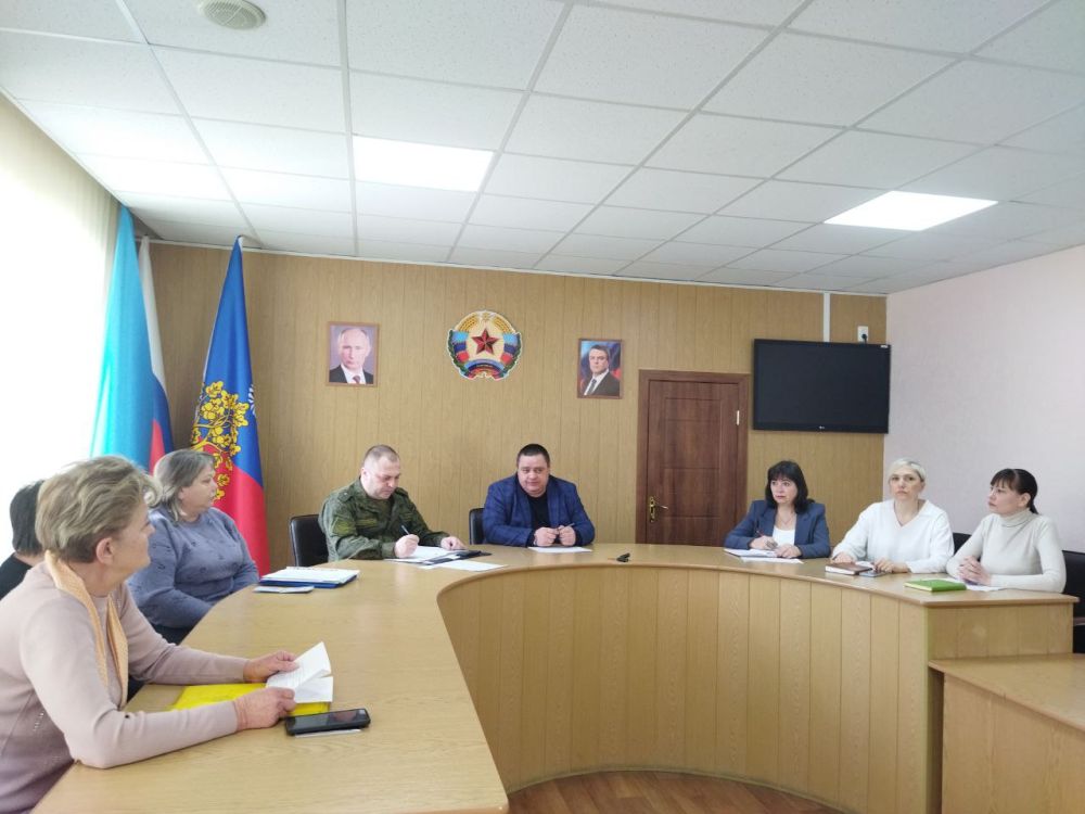 Сегодня в Администрации городского округа город Ровеньки Глава городского округа провел встречу с семьями военнослужащих, погибших, выполняя свой долг в зоне специальной военной операции, что особенно актуально в Год... Сегодня в Администрации городского округа город Ровеньки Глава городского округа провел встречу с семьями военнослужащих, погибших, выполняя свой долг в зоне специальной военной операции, что особенно актуально в Год...